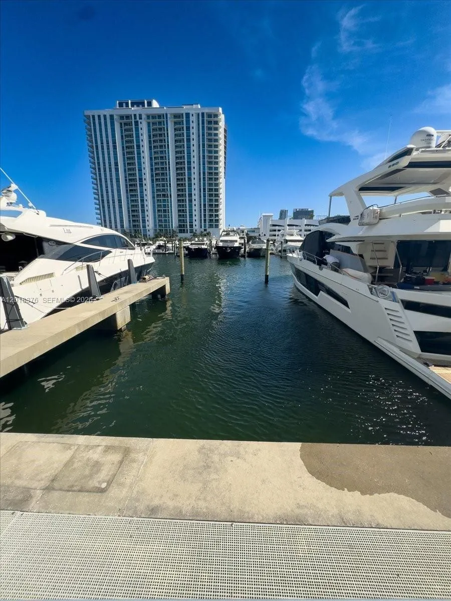 Foto de propiedad en 17111 Biscayne Boulevard, North Miami Beach, FL 33160 North Miami Beach con MLS# 