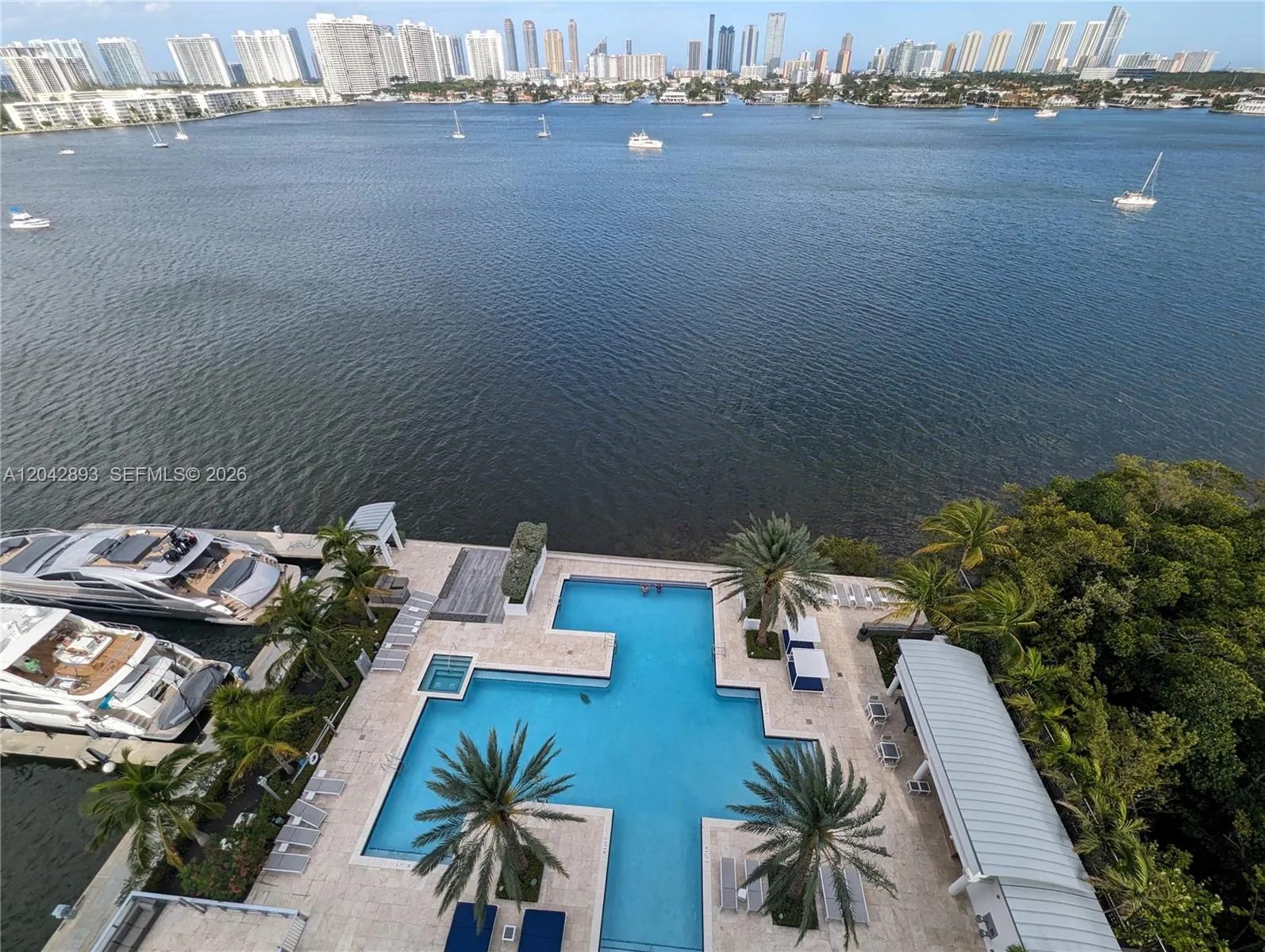 Foto de propiedad en 17111 E Biscayne Boulevard 1011, North Miami Beach, FL 33160 North Miami Beach con MLS# 