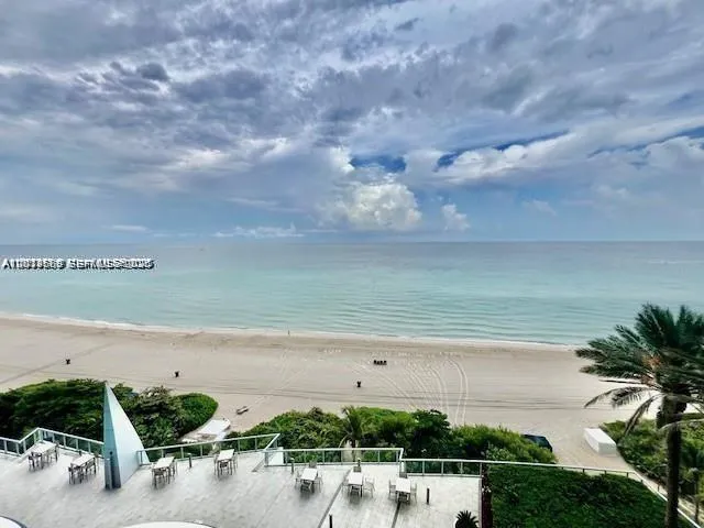 Foto de propiedad en 17121 Collins Avenue 1003, Sunny Isles Beach, FL 33160 Sunny Isles Beach con MLS# 
