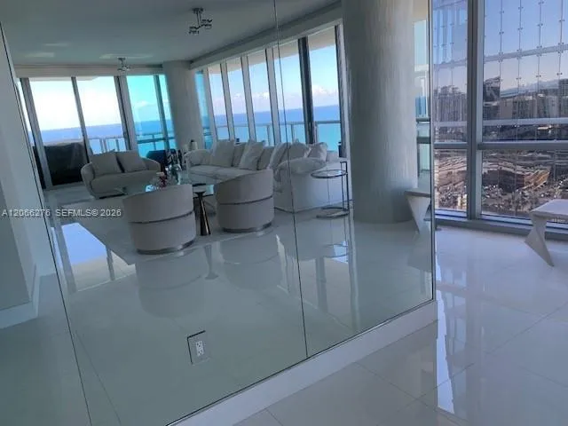 Foto de propiedad en 17121 Collins Avenue 2808, Sunny Isles Beach, FL 33160 Sunny Isles Beach con MLS# 