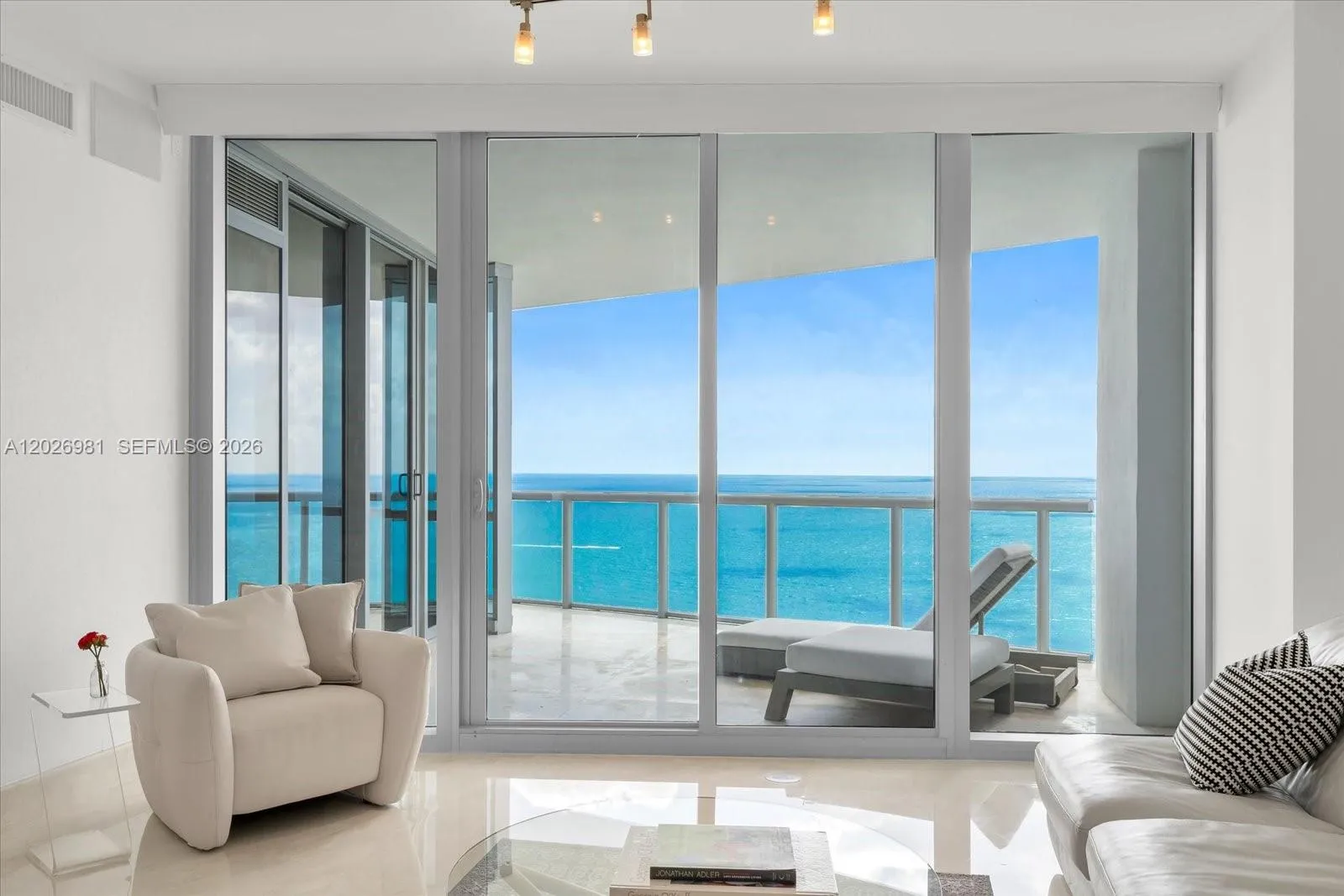 Foto de propiedad en 17121 Collins Avenue 3905, Sunny Isles Beach, FL 33160 Sunny Isles Beach con MLS# 