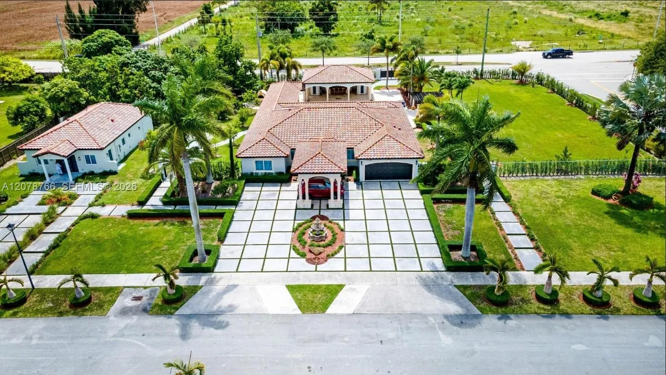 Foto de propiedad en 17122 SW 156th Court, Miami, FL 33187 Miami con MLS# 