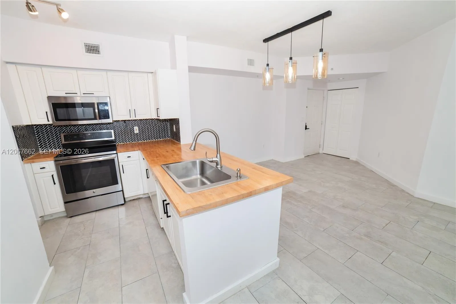Foto de propiedad en 17125 N Bay Road 3410, Sunny Isles Beach, FL 33160 Sunny Isles Beach con MLS# 