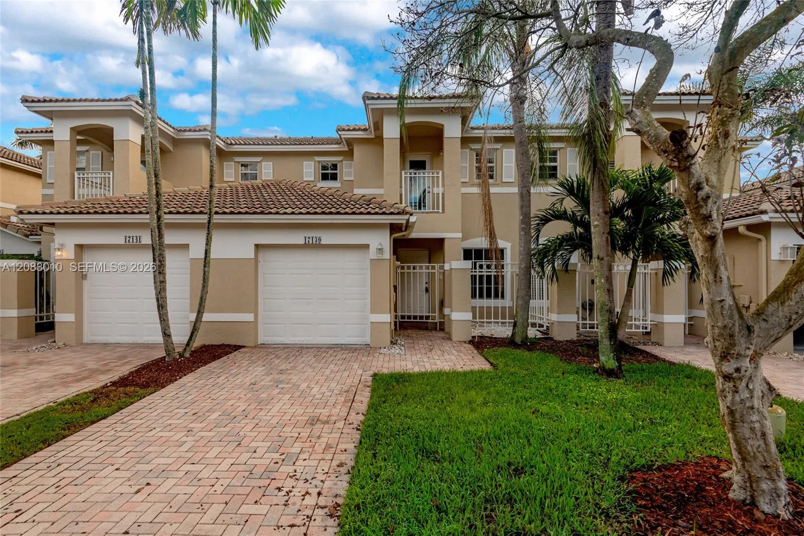 Foto de propiedad en 17139 NW 23rd Street, Pembroke Pines, FL 33028 Pembroke Pines con MLS# 