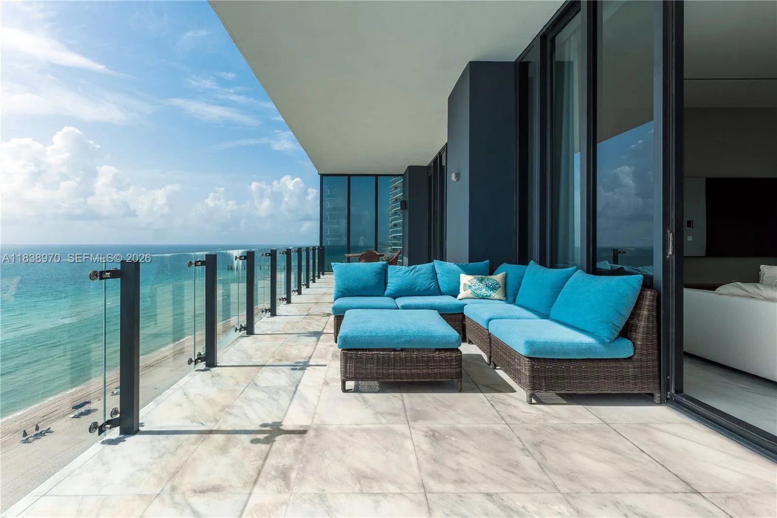 Foto de propiedad en 17141 Collins Avenue 1001, Sunny Isles Beach, FL 33160 Sunny Isles Beach con MLS# 