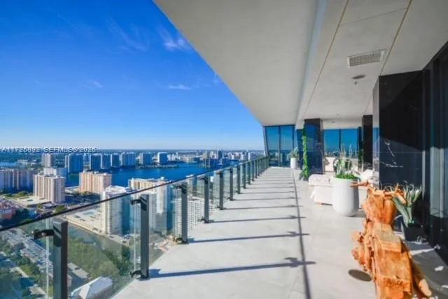 Foto de propiedad en 17141 Collins Avenue 3602, Sunny Isles Beach, FL 33160 Sunny Isles Beach con MLS# 