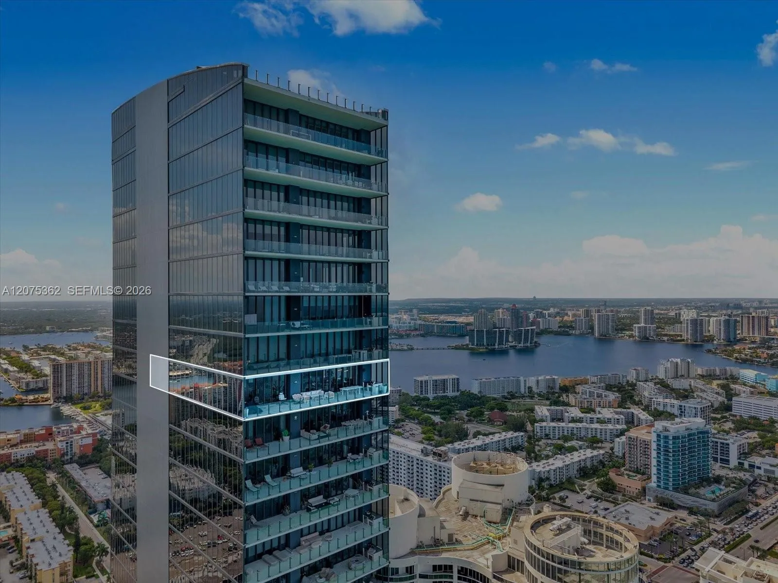 Foto de propiedad en 17141 Collins Avenue 4201, Sunny Isles Beach, FL 33160 Sunny Isles Beach con MLS# 