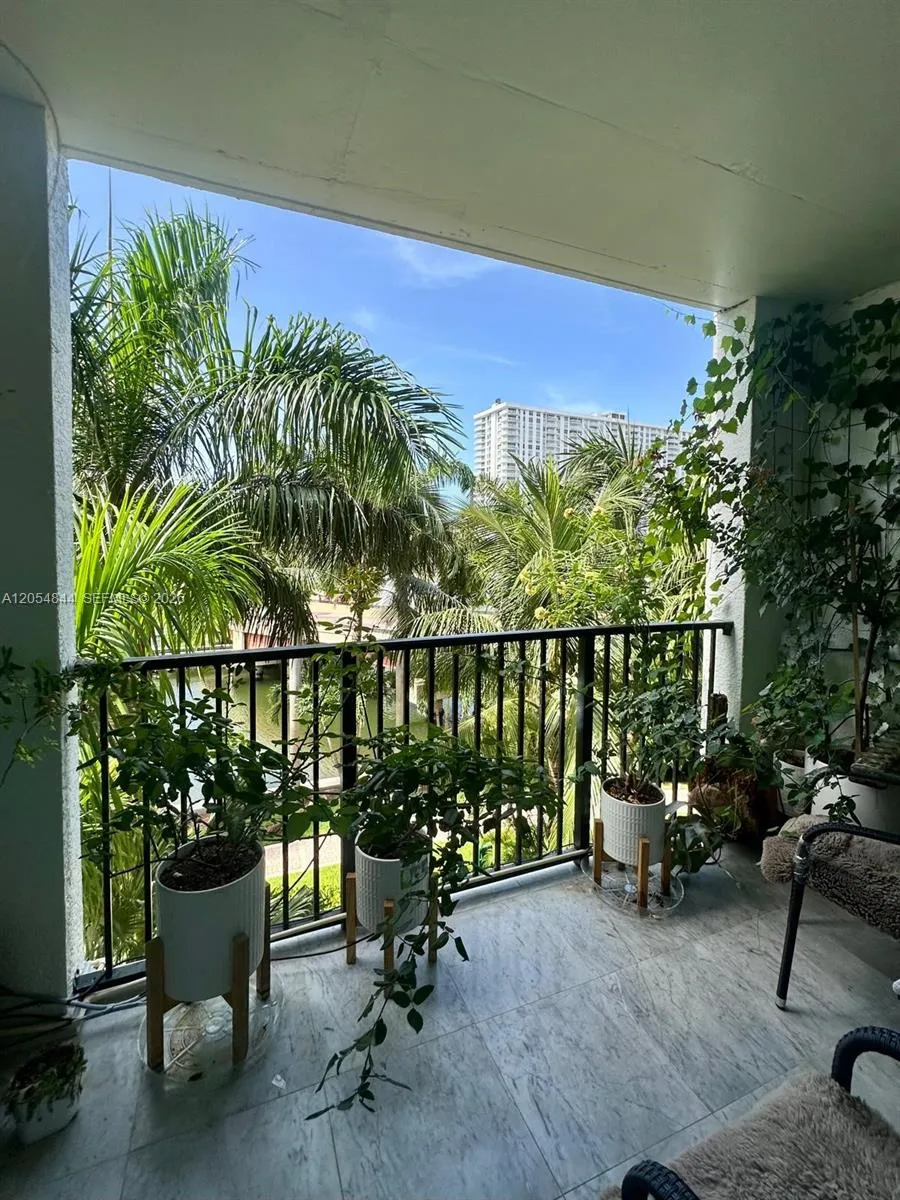 Foto de propiedad en 17150 N Bay Road 2412, Sunny Isles Beach, FL 33160 Sunny Isles Beach con MLS# 
