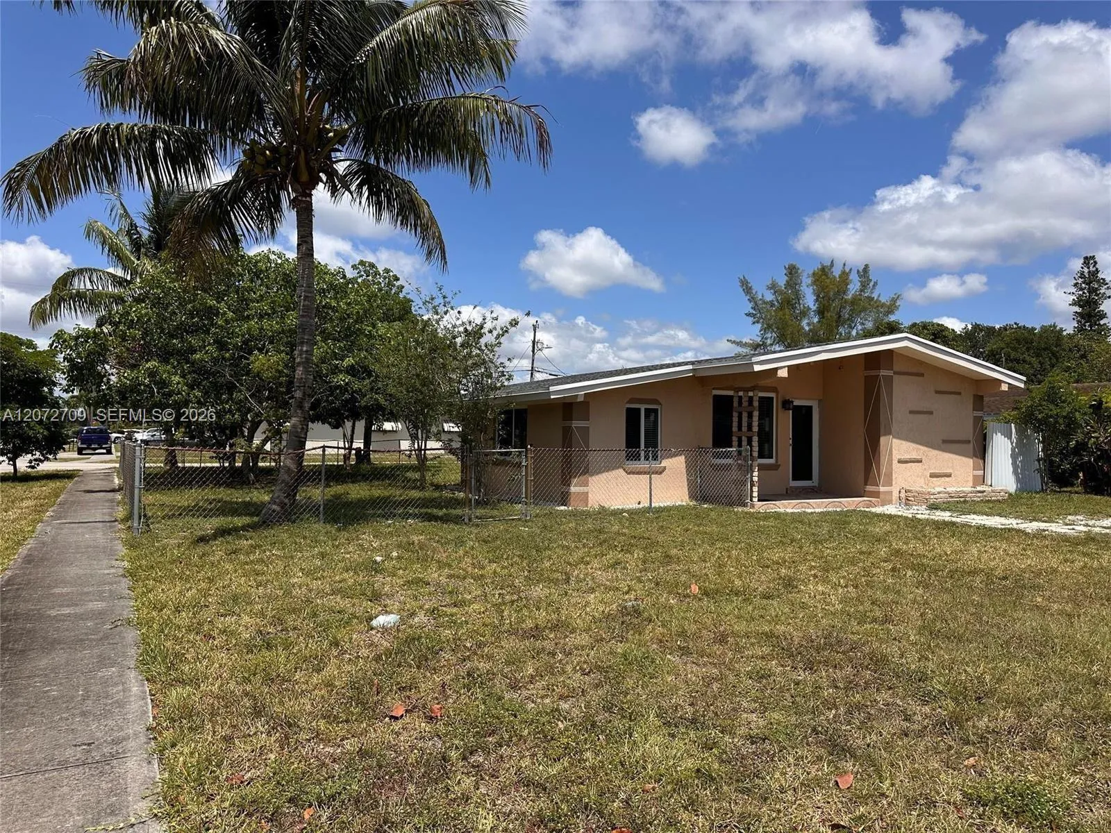Foto de propiedad en 17150 NE 4th Place, North Miami Beach, FL 33162 North Miami Beach con MLS# 
