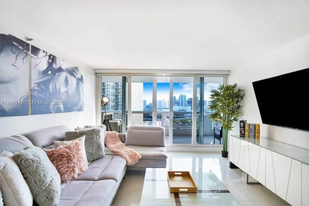 Foto de propiedad en 1717 N Bayshore Drive A-2056, Miami, FL 33132 Miami con MLS# 