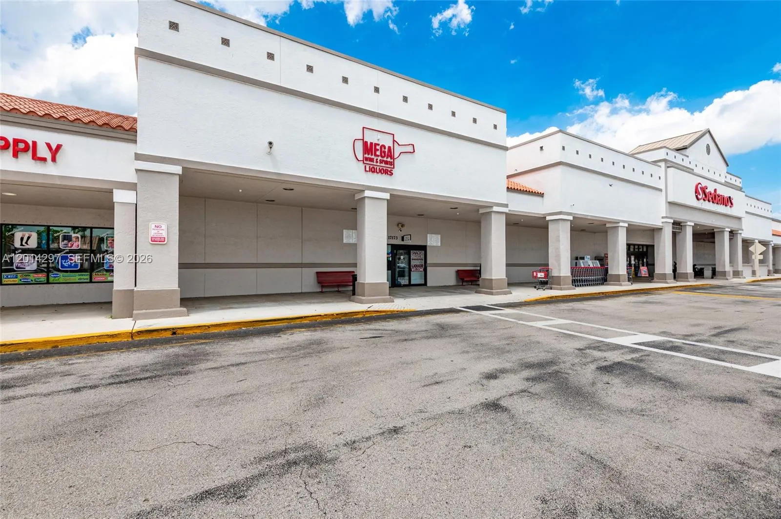 Foto de propiedad en 17173 Pines Boulevard, Pembroke Pines, FL 33027 Pembroke Pines con MLS# 