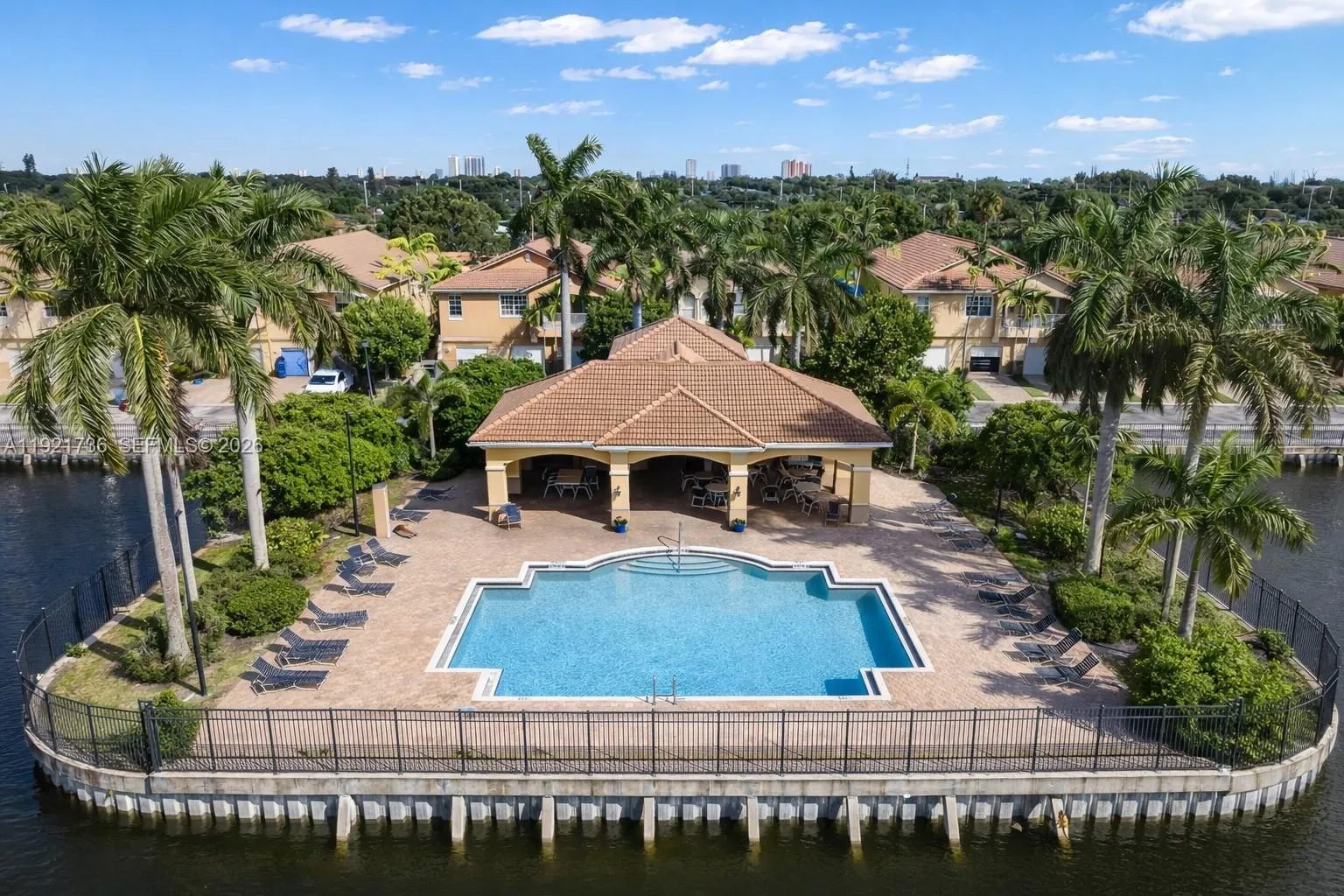 Foto de propiedad en 1718 Carvelle Drive 1718, Riviera Beach, FL 33404 Riviera Beach con MLS# 