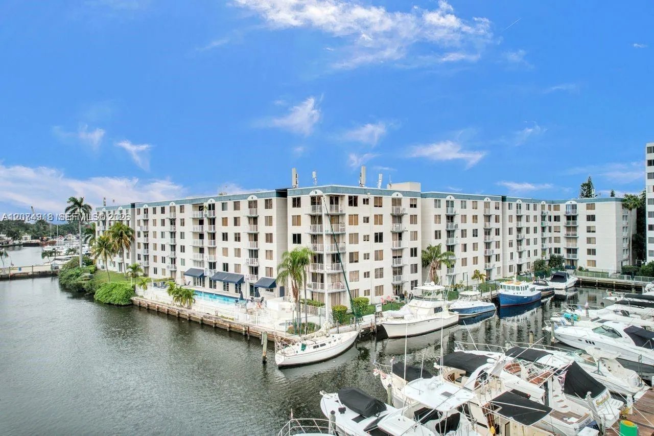 Foto de propiedad en 1720 N River Drive 210, Miami, FL 33125 Miami con MLS# 