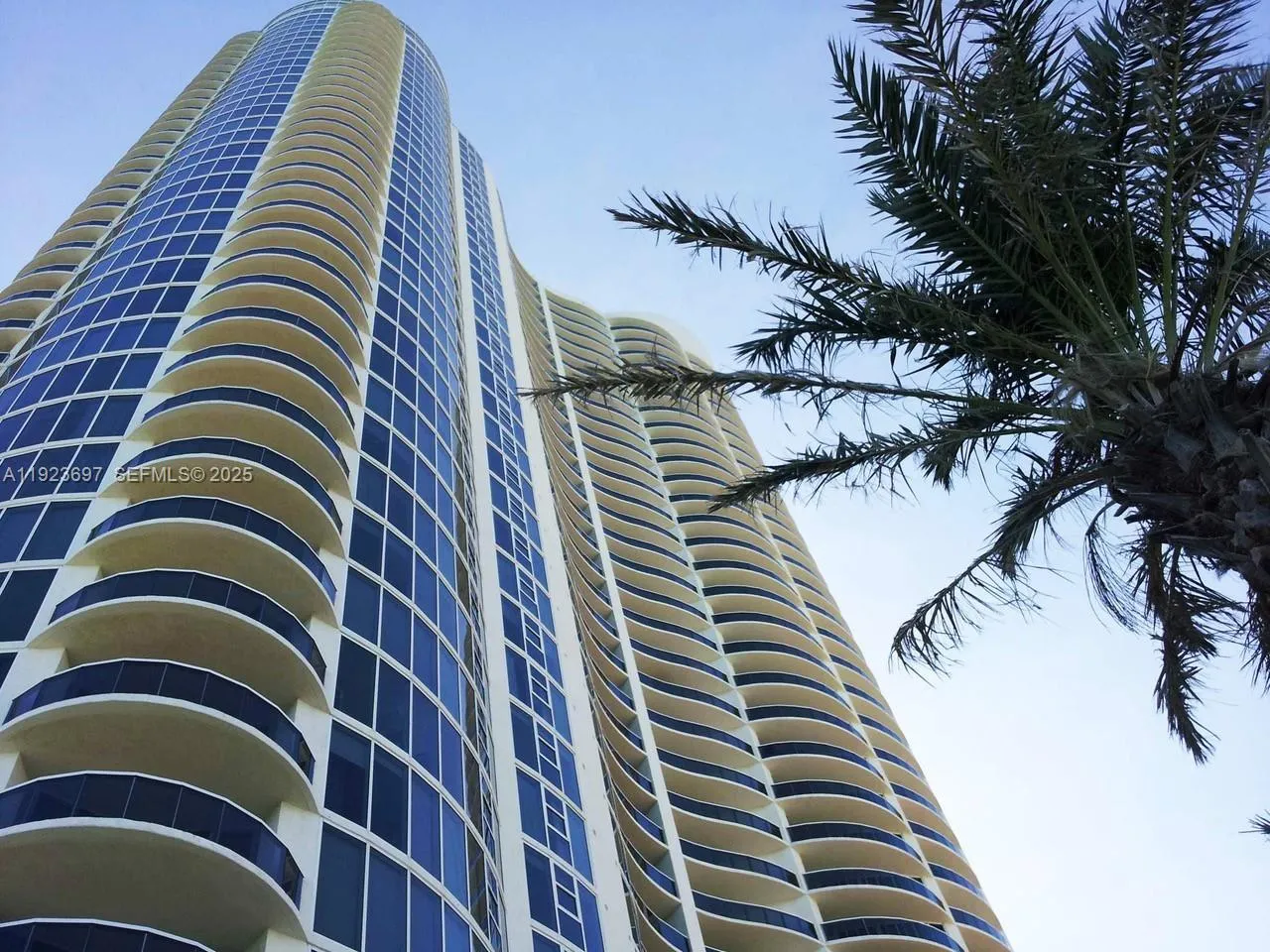 Foto de propiedad en 17201 Collins Avenue 1009, Sunny Isles Beach, FL 33160 Sunny Isles Beach con MLS# 