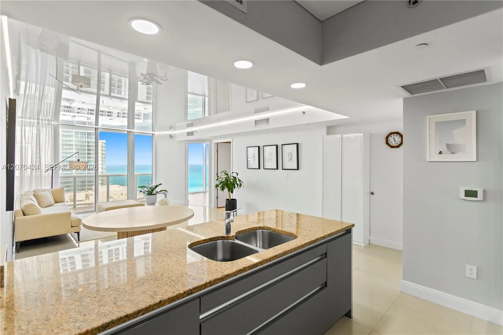 Foto de propiedad en 17201 Collins Avenue 3502, Sunny Isles Beach, FL 33160 Sunny Isles Beach con MLS#