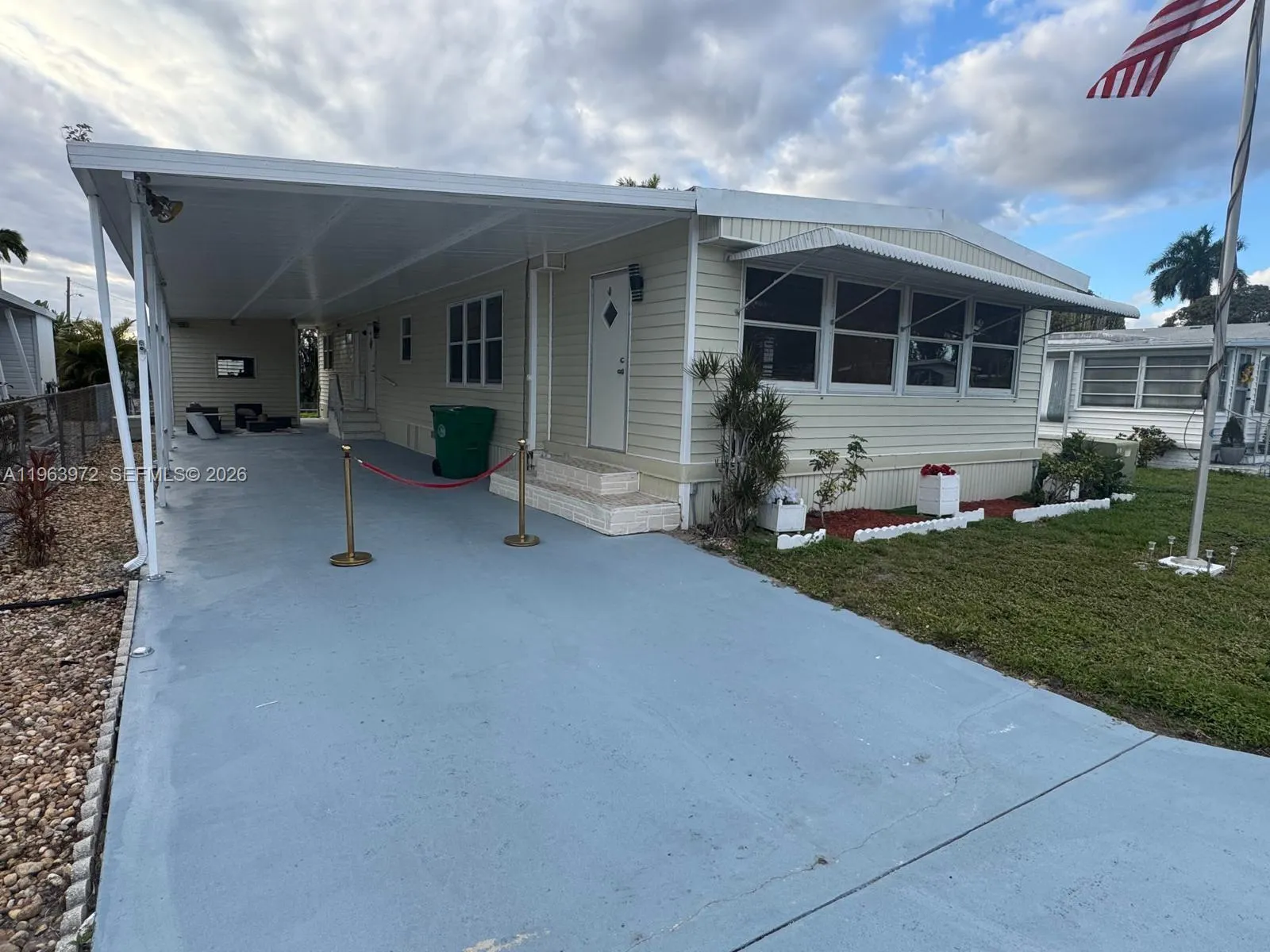 Foto de propiedad en 1721 SW 84th Avenue, Davie, FL 33324 Davie con MLS# 