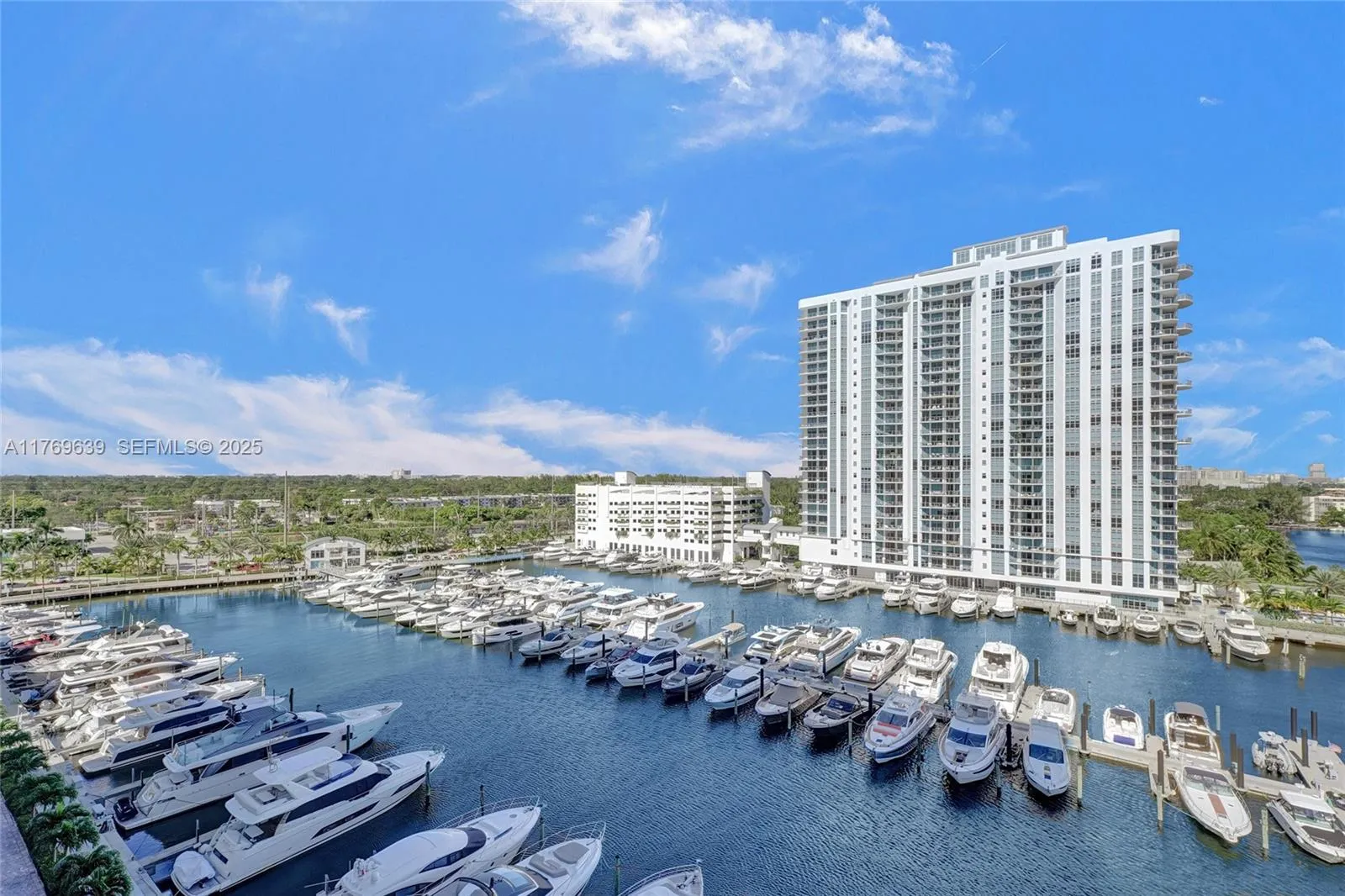 Foto de propiedad en 17211 Biscayne Boulevard, North Miami Beach, FL 33160 North Miami Beach con MLS# 