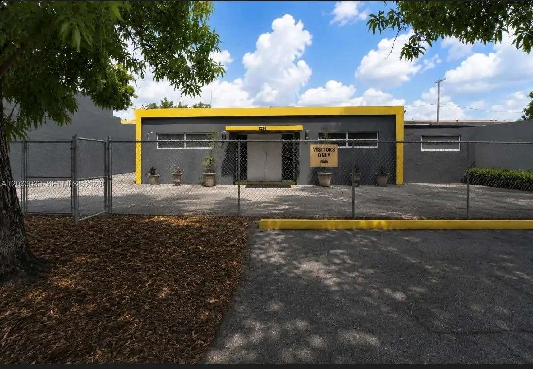 Foto de propiedad en 17220 NW 2nd Court, Miami Gardens, FL 33169 Miami Gardens con MLS# 