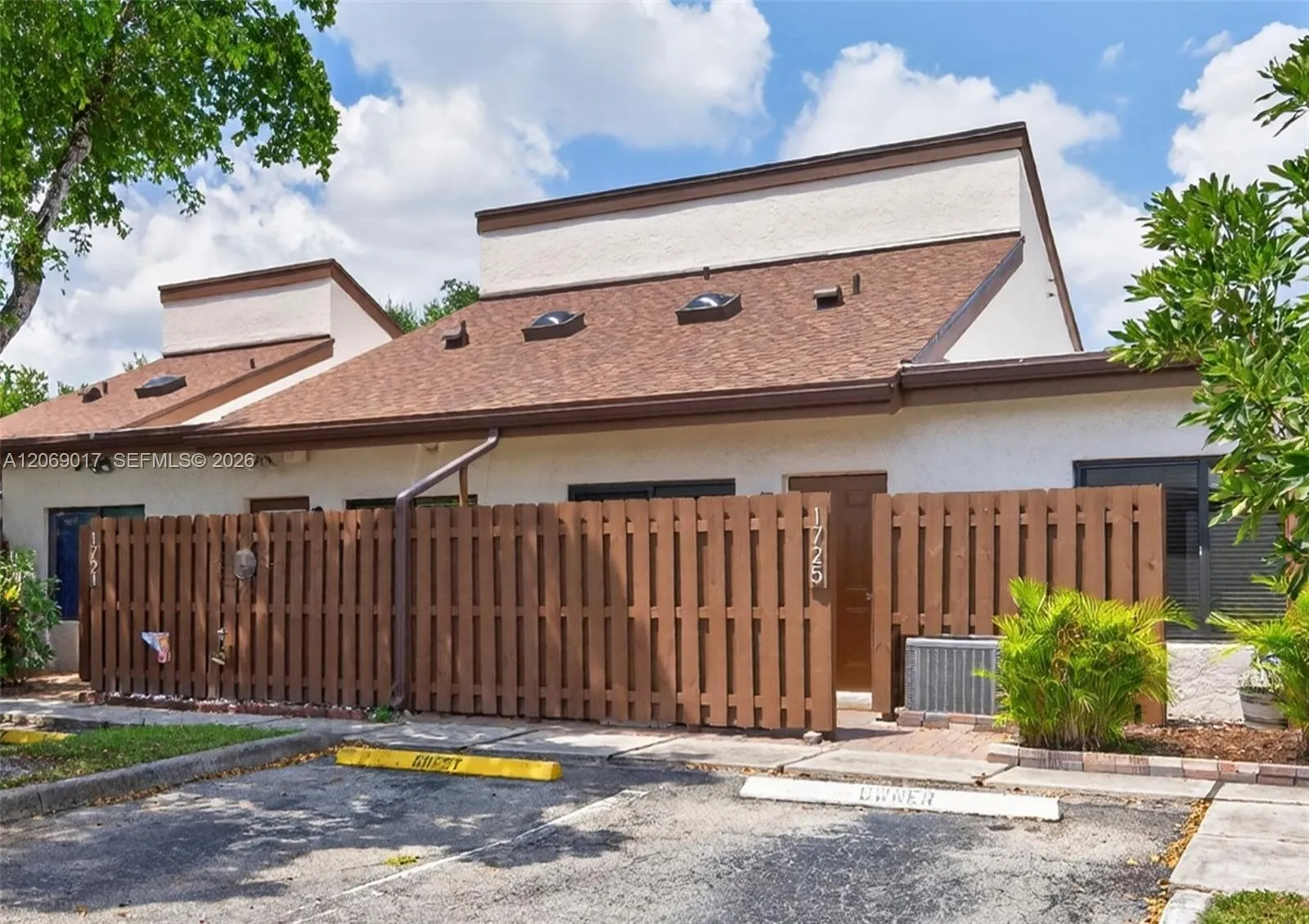 Foto de propiedad en 1725 NW 71st Avenue, Plantation, FL 33313 Plantation con MLS# 