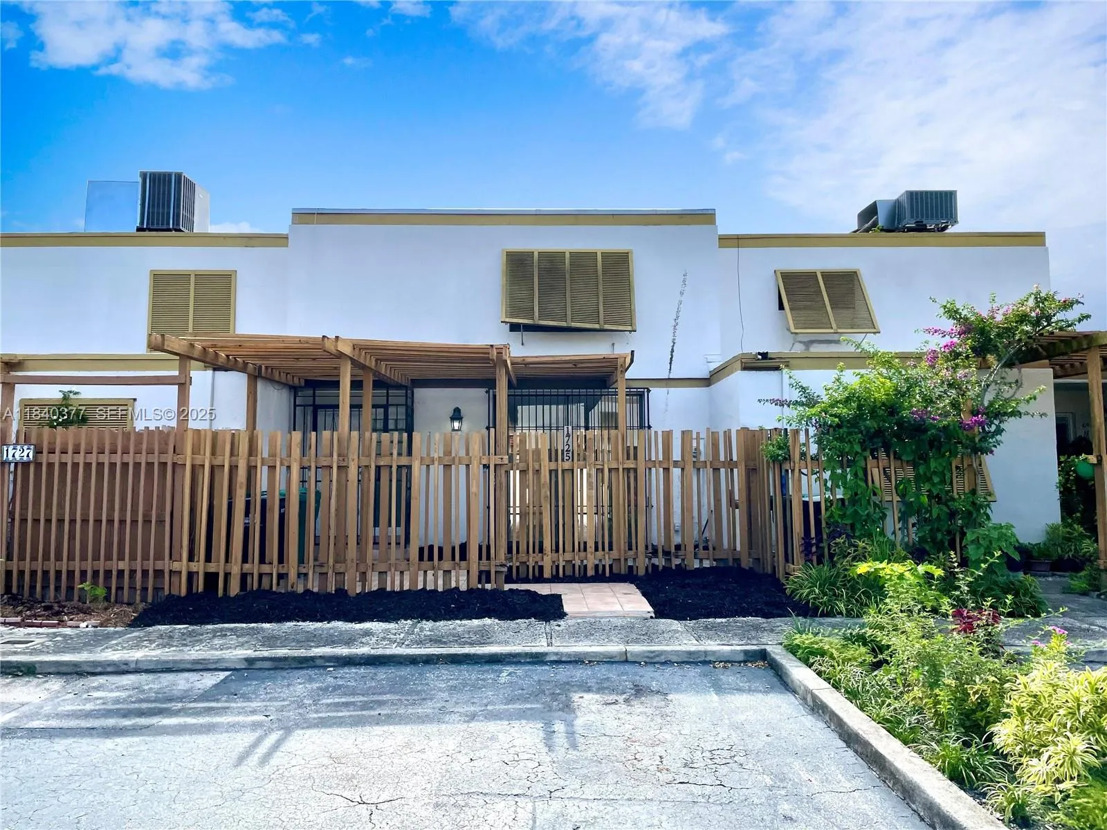Foto de propiedad en 1725 SW 131st Place Circle S, Miami, FL 33175 Miami con MLS# 