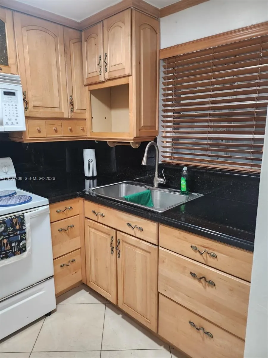 Foto de propiedad en 1725 W 60th Street F202, Hialeah, FL 33012 Hialeah con MLS# 