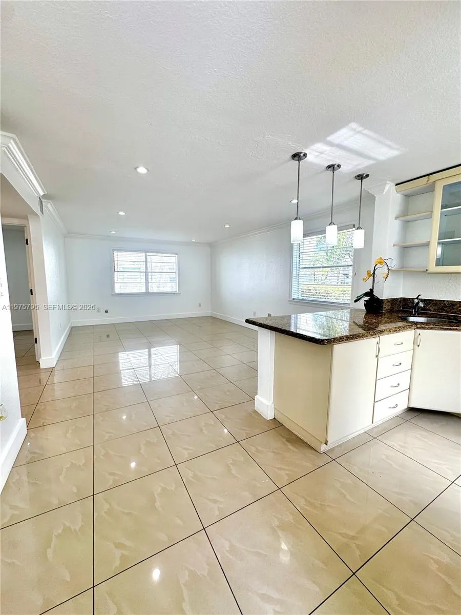 Foto de propiedad en 17255 SW 95th Avenue 101, Palmetto Bay, FL 33157 Palmetto Bay con MLS# 
