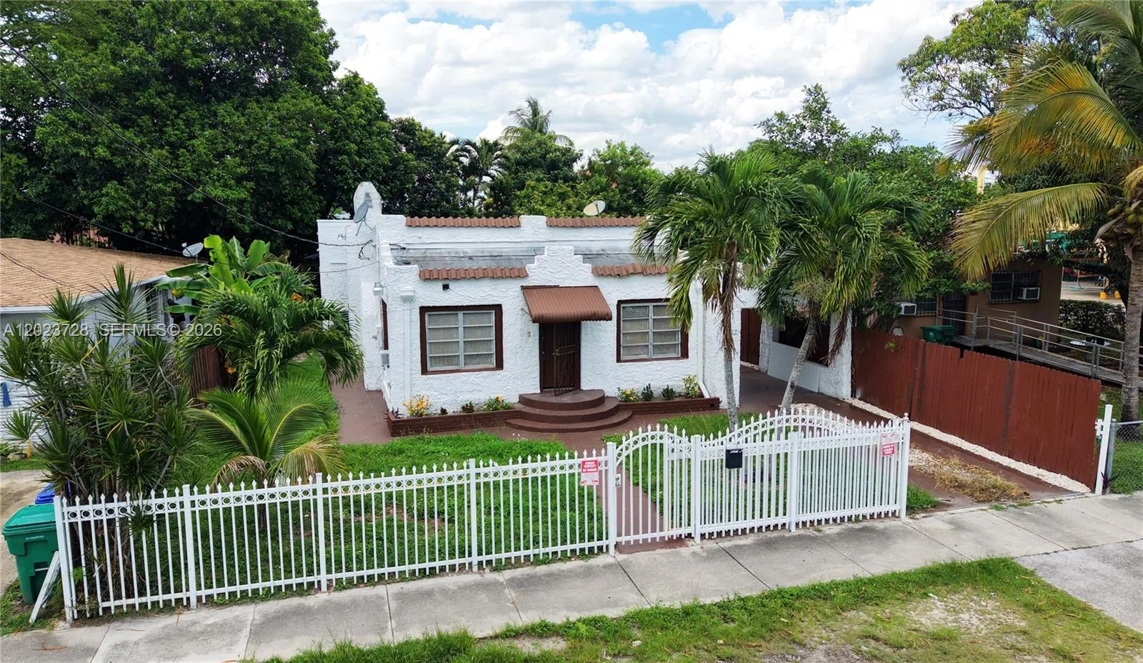 Foto de propiedad en 1727 NW 50th Street, Miami, FL 33142 Miami con MLS# 
