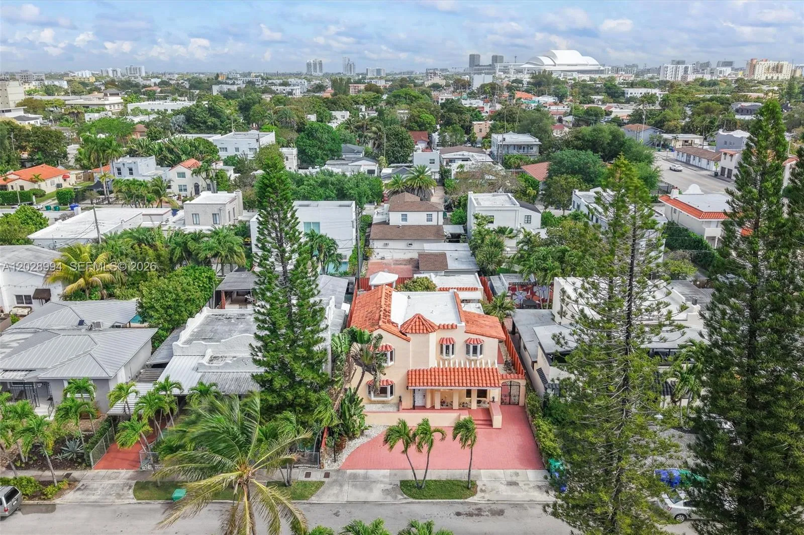 Foto de propiedad en 1727 SW 11th Terrace, Miami, FL 33135 Miami con MLS# 