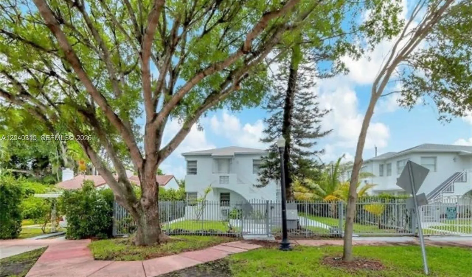Foto de propiedad en 1730 Marseille Drive, Miami Beach, FL 33141 Miami Beach con MLS# 