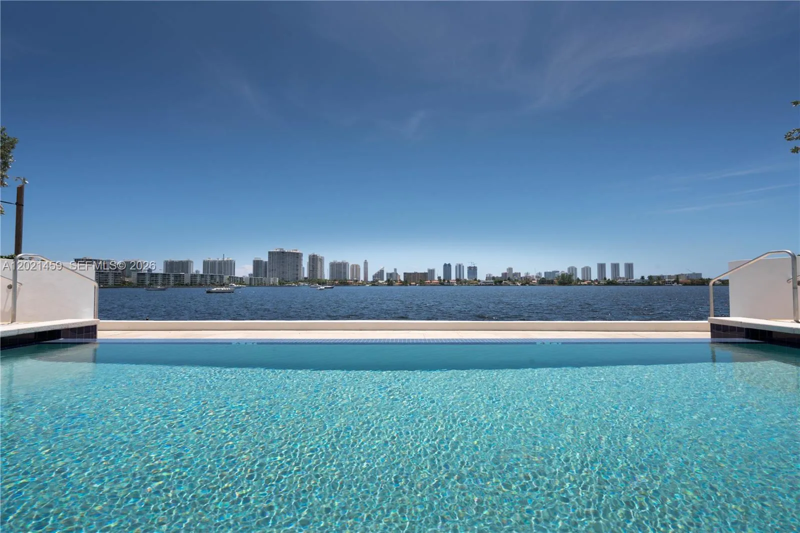 Foto de propiedad en 17301 Biscayne Boulevard 1008, North Miami Beach, FL 33160 North Miami Beach con MLS# 