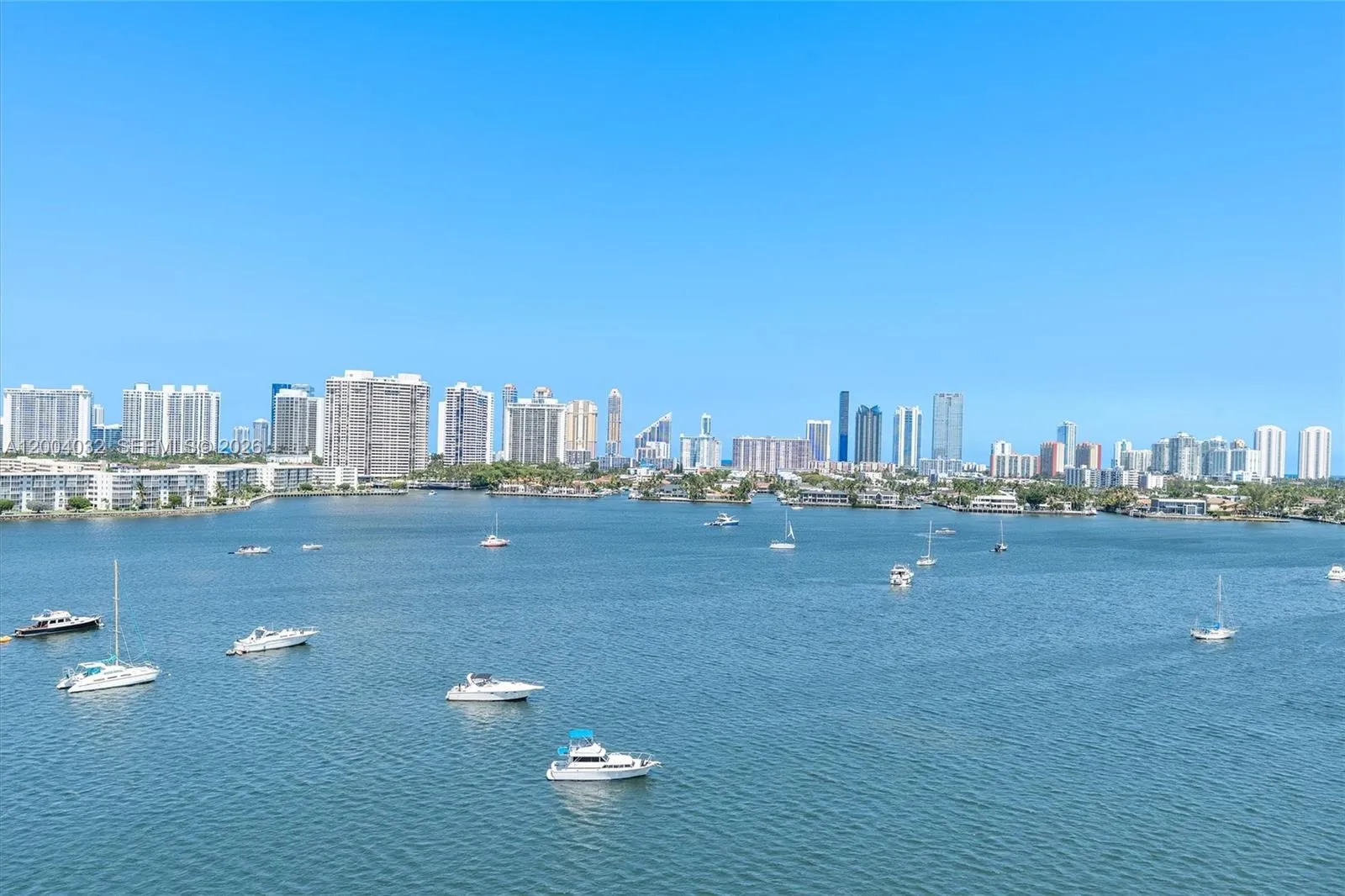 Foto de propiedad en 17301 Biscayne Boulevard 1010, North Miami Beach, FL 33160 North Miami Beach con MLS# 