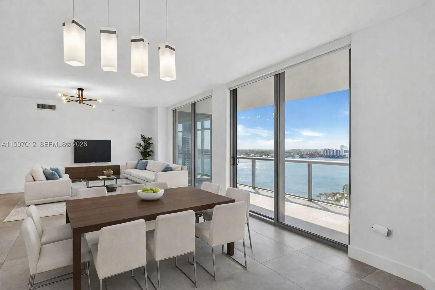 Foto de propiedad en 17301 Biscayne Boulevard 1401, North Miami Beach, FL 33160 North Miami Beach con MLS# 