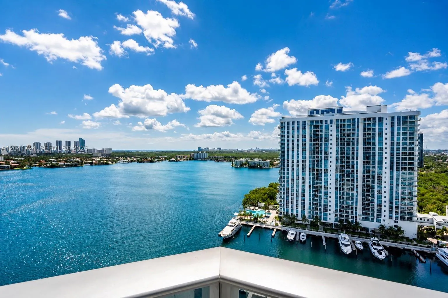 Foto de propiedad en 17301 Biscayne Boulevard 1407, North Miami Beach, FL 33160 North Miami Beach con MLS# 