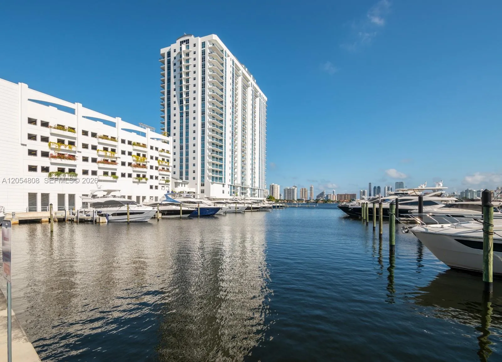 Foto de propiedad en 17301 Biscayne Boulevard 1609, North Miami Beach, FL 33160 North Miami Beach con MLS# 