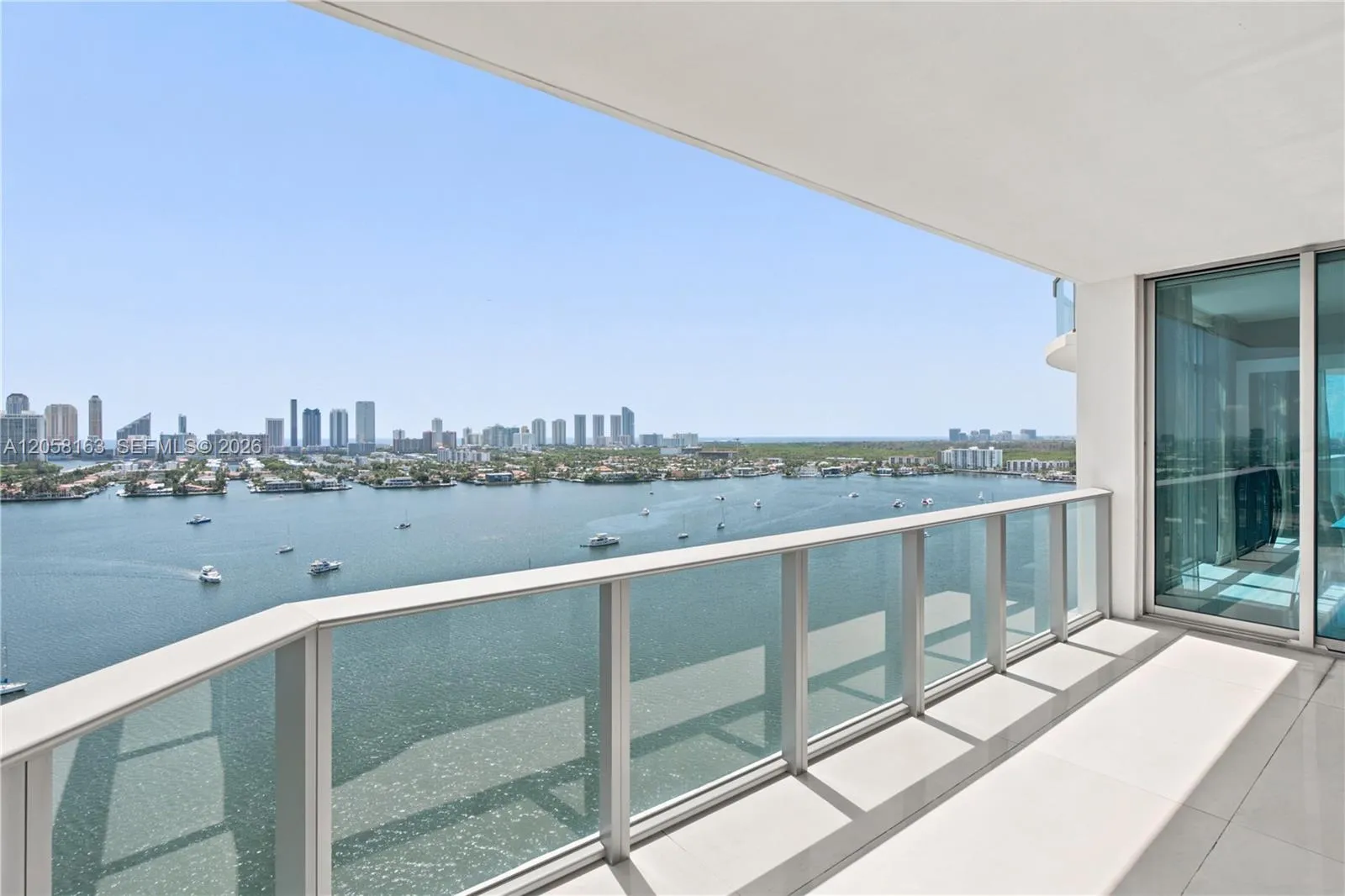 Foto de propiedad en 17301 Biscayne Boulevard 2010, North Miami Beach, FL 33160 North Miami Beach con MLS# 