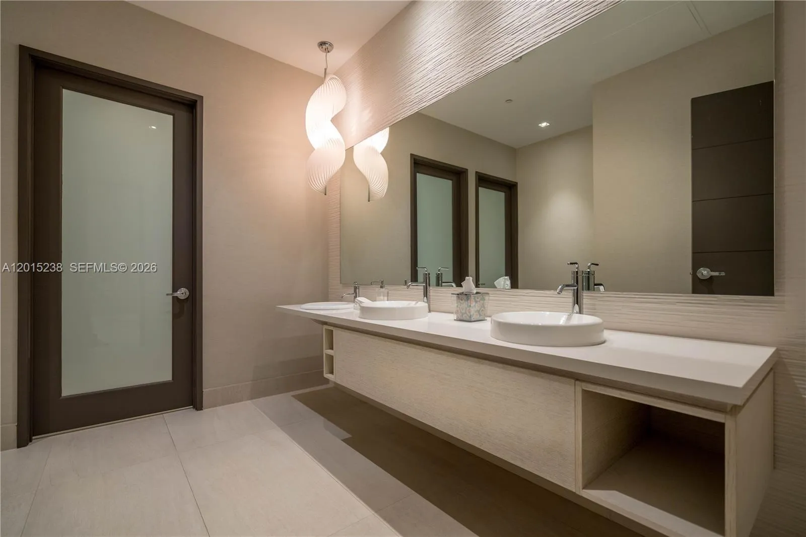 Foto de propiedad en 17301 Biscayne Boulevard 203, North Miami Beach, FL 33160 North Miami Beach con MLS# 