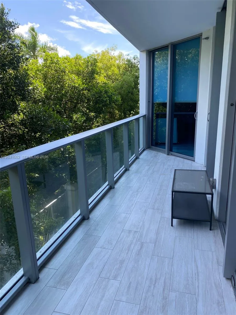 Foto de propiedad en 17301 Biscayne Boulevard 206, North Miami Beach, FL 33160 North Miami Beach con MLS# 
