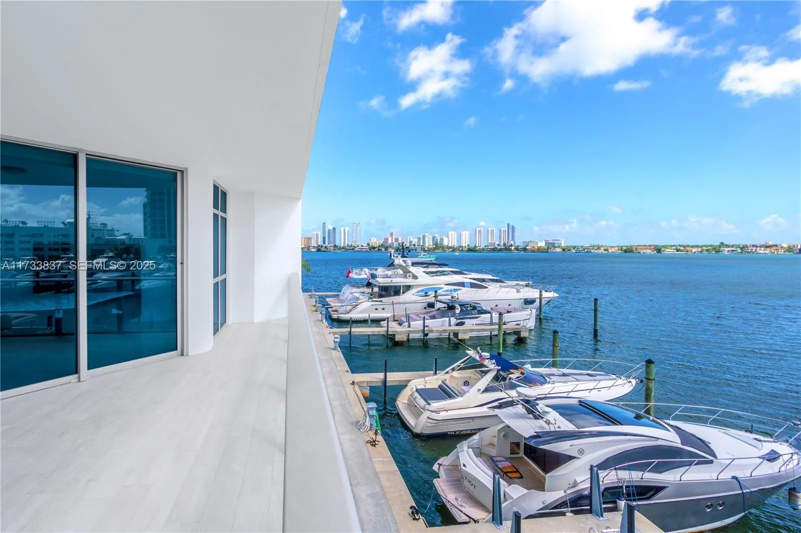 Foto de propiedad en 17301 Biscayne Boulevard 207, North Miami Beach, FL 33160 North Miami Beach con MLS# 