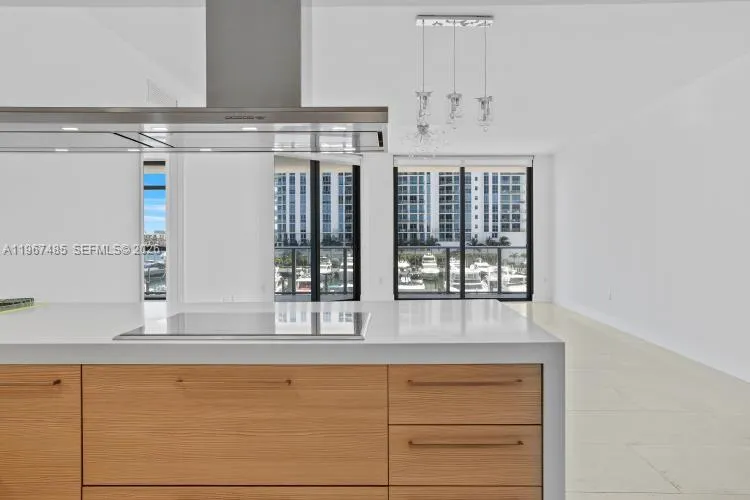 Foto de propiedad en 17301 Biscayne Boulevard 305, North Miami Beach, FL 33160 North Miami Beach con MLS# 