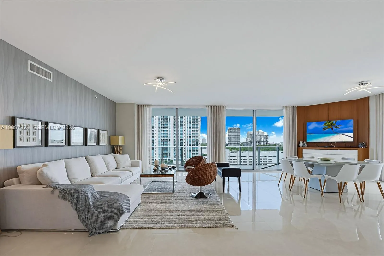 En Venta 17301 Biscayne Boulevard 901, North Miami Beach, FL 33160, North Miami Beach, FL 33160