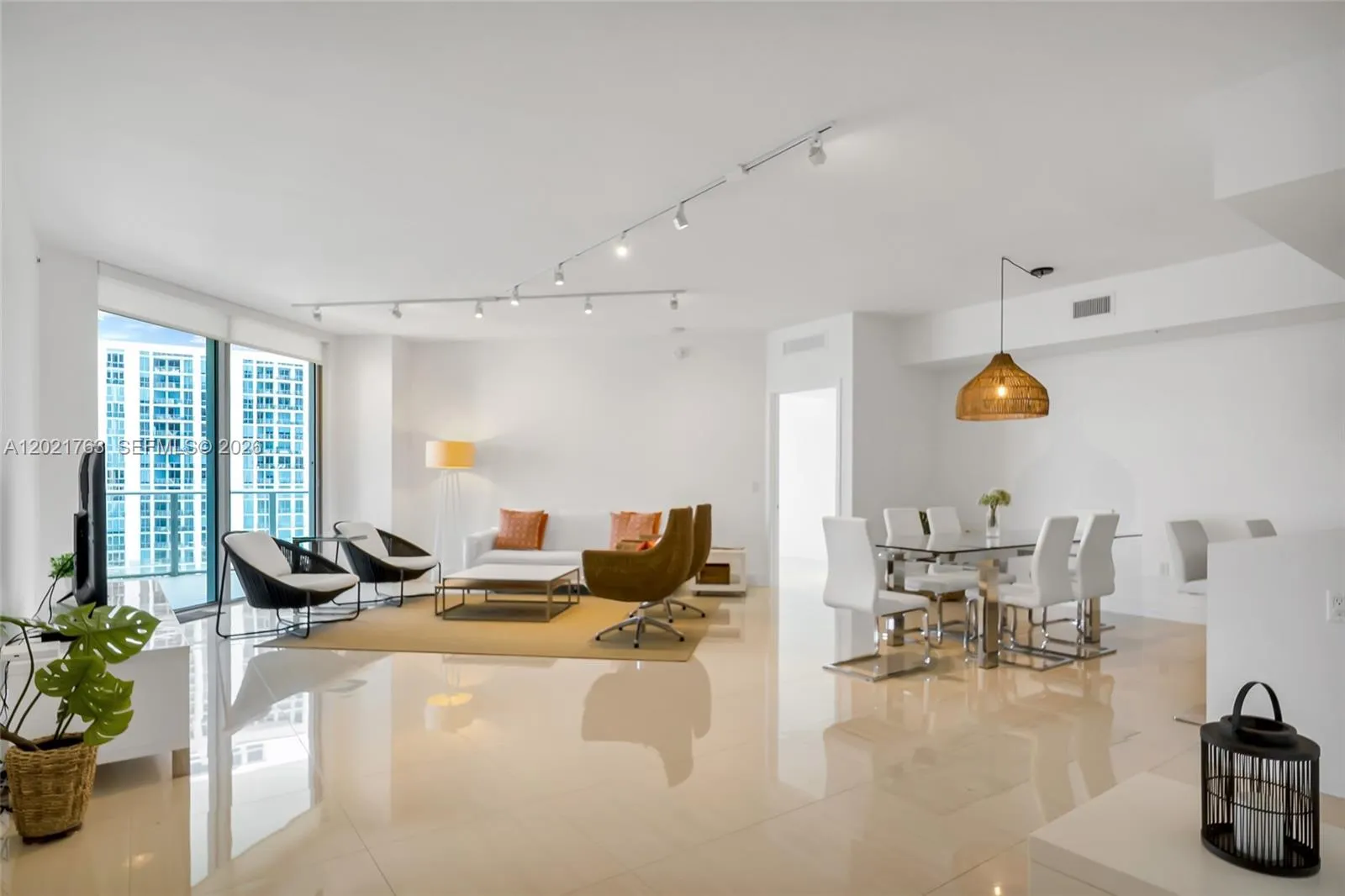 Foto de propiedad en 17301 Biscayne Boulevard 907, North Miami Beach, FL 33160 North Miami Beach con MLS# 