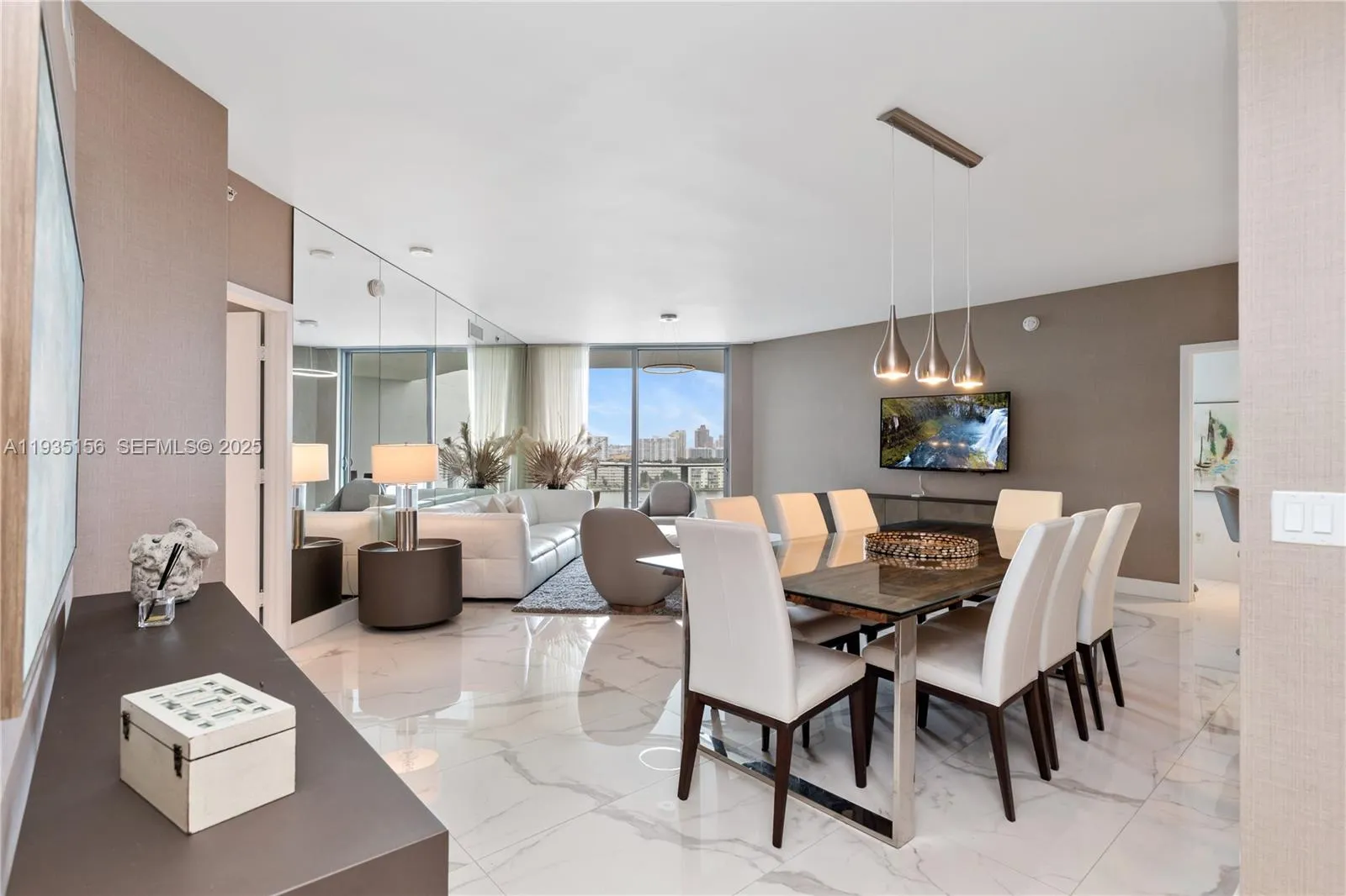 Foto de propiedad en 17301 Biscayne Boulevard 908, North Miami Beach, FL 33160 North Miami Beach con MLS# 