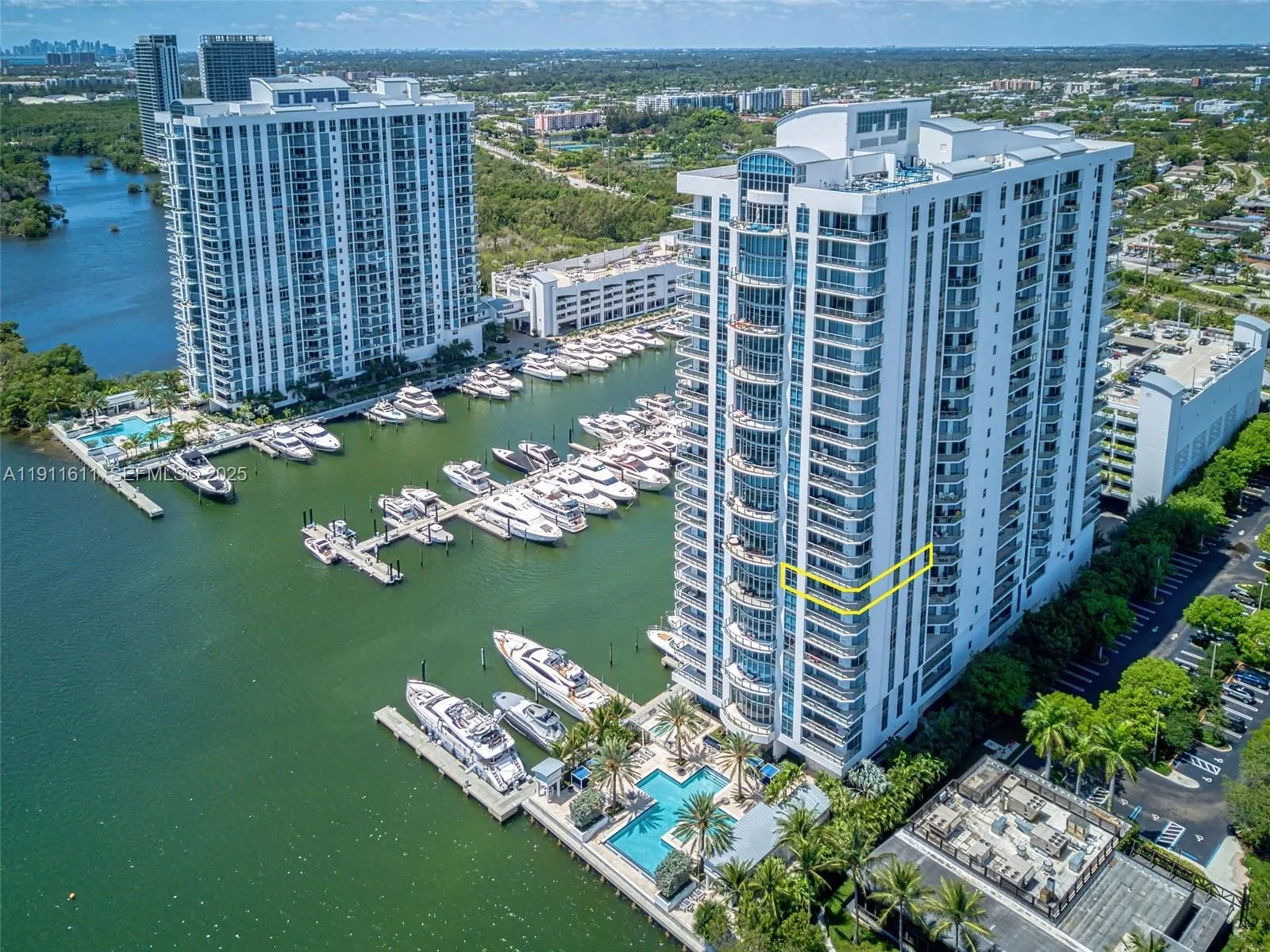 Foto de propiedad en 17301 Biscayne Boulevard 910, North Miami Beach, FL 33160 North Miami Beach con MLS# 