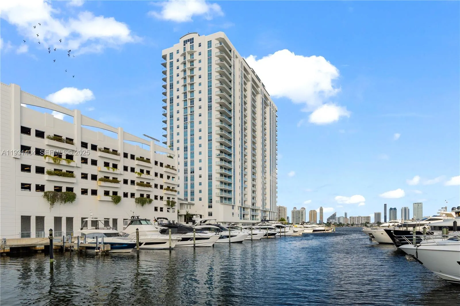 Foto de propiedad en 17301 Biscayne Boulevard PH-5, North Miami Beach, FL 33160 North Miami Beach con MLS# 