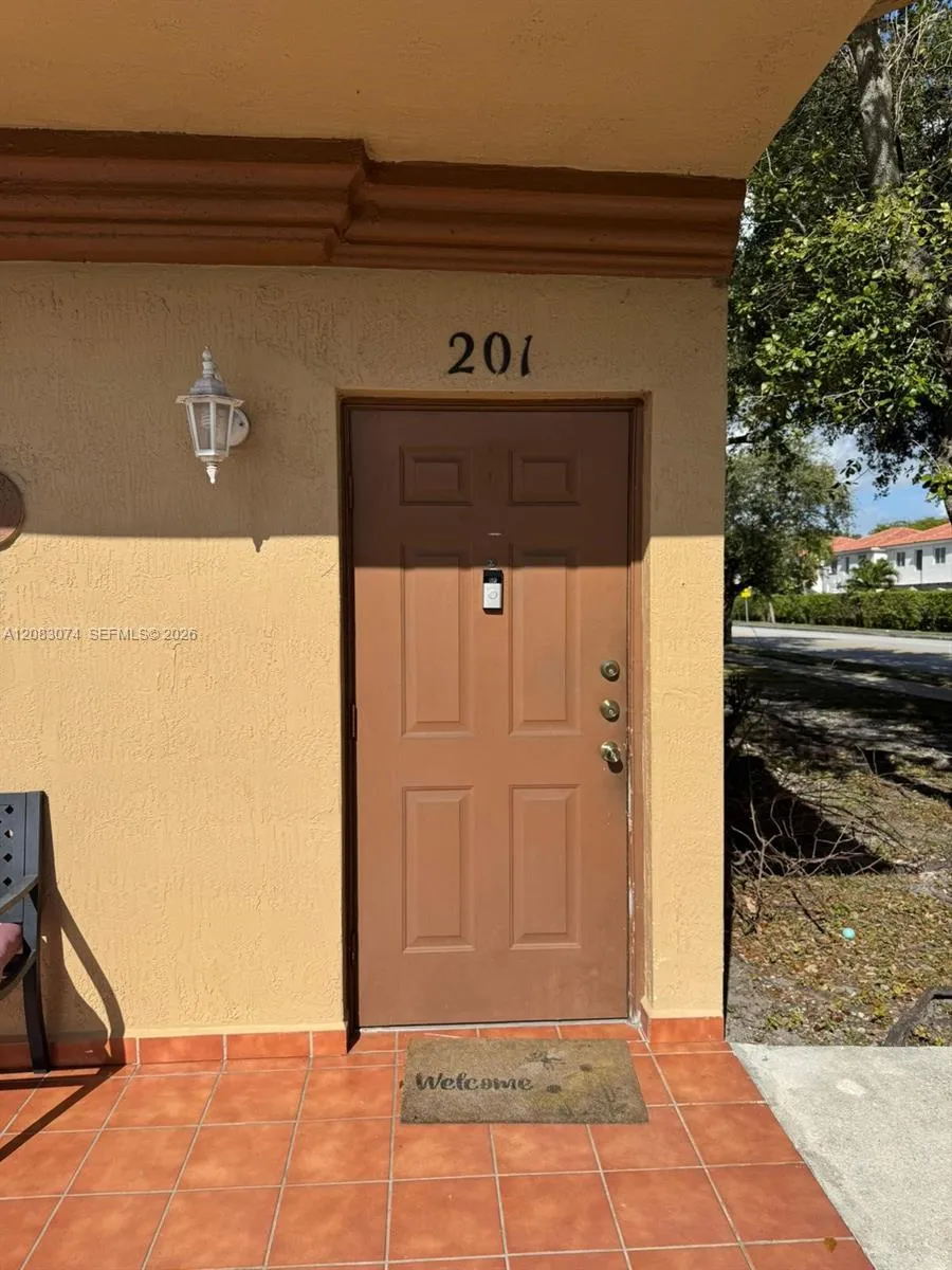 En Renta 17346 NW 74th Avenue 201, Hialeah, FL 33015, Hialeah, FL 33015