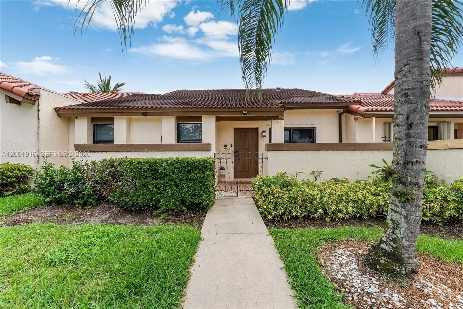 Foto de propiedad en 17361 NW 66th Court, Hialeah, FL 33015 Hialeah con MLS# 