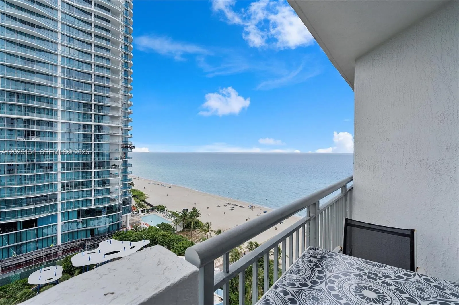 Foto de propiedad en 17375 Collins Avenue 1507, Sunny Isles Beach, FL 33160 Sunny Isles Beach con MLS# 