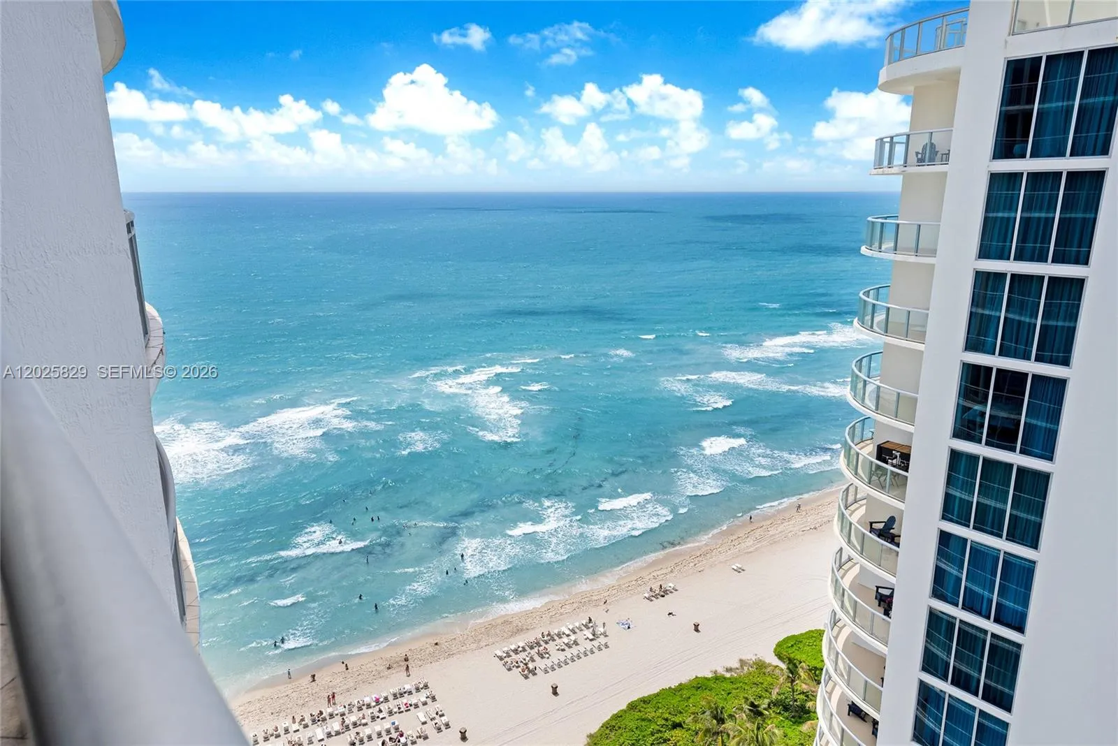 Foto de propiedad en 17375 Collins Avenue 2403, Sunny Isles Beach, FL 33160 Sunny Isles Beach con MLS# 