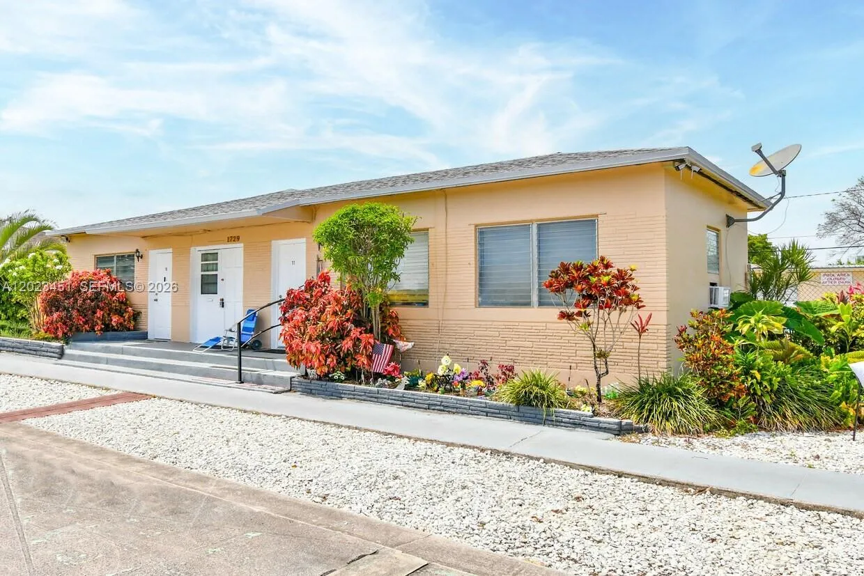 Foto de propiedad en 1741-1743 Moffett Street, Hollywood, FL 33020 Hollywood con MLS# 