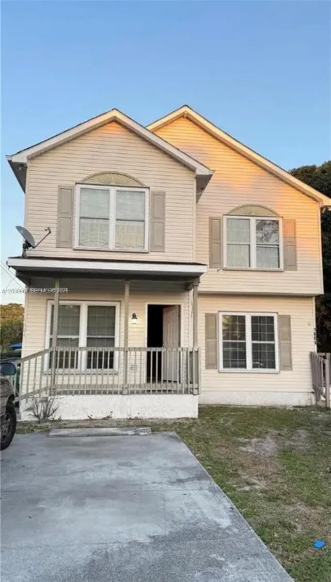 Foto de propiedad en 1742 SW 44th Terrace, Fort Lauderdale, FL 33317 Fort Lauderdale con MLS# 